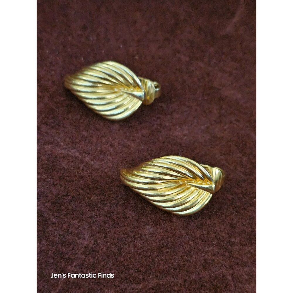 Avon Gold Leaf Clip On Earrings Excellent‎ Vintage Condition HTF